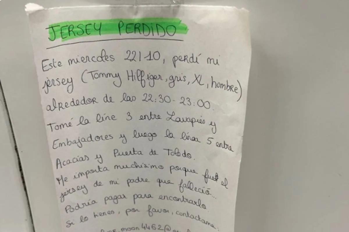 Las redes sociales se movilizan para encontrar un jersey perdido en el metro de Madrid: "Era de mi padre que falleció"