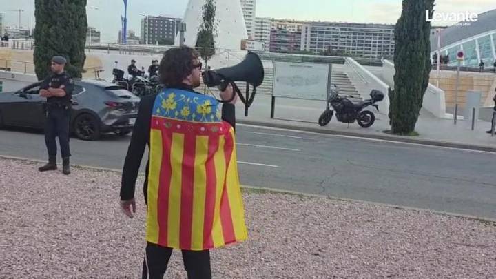 Primeras protestas en el parking del Museo de las Ciencias en el funeral de Estado