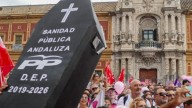 El PSOE, ni fletando autobuses: la Policía confirma el pinchazo en la protesta contra Juanma Moreno