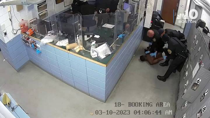 Acusan formalmente a excapitán de la policía de Lawrence acusado por incidente en sala de fichajes