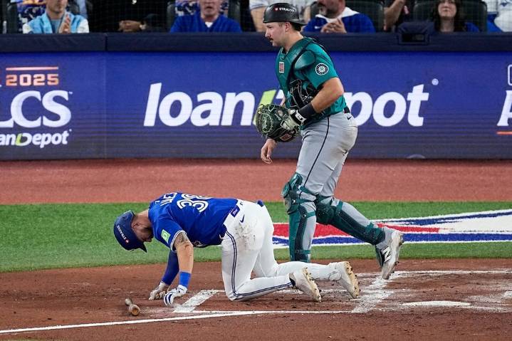 Blue Jays right-fielder Nathan Lukes leaves ALCS Game 1 after taking pitch off knee – Winnipeg Free Press