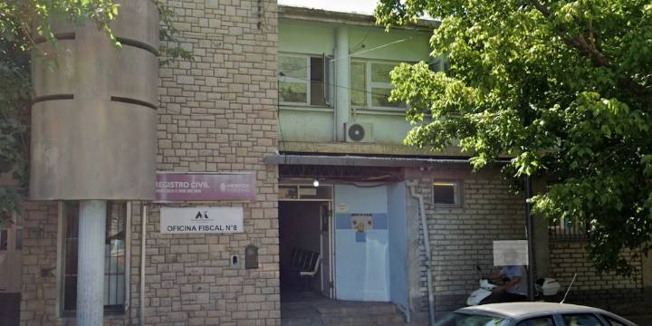 La esperaron en la puerta de su casa y se llevaron una suma millonaria: el dinero era de la empresa donde trabaja