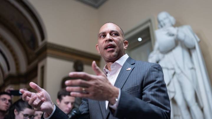 Jeffries backs Mamdani for NYC mayor months after primary