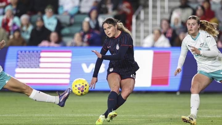 Emma Sears has a hat trick in a 6-0 USWNT victory vs. New Zealand