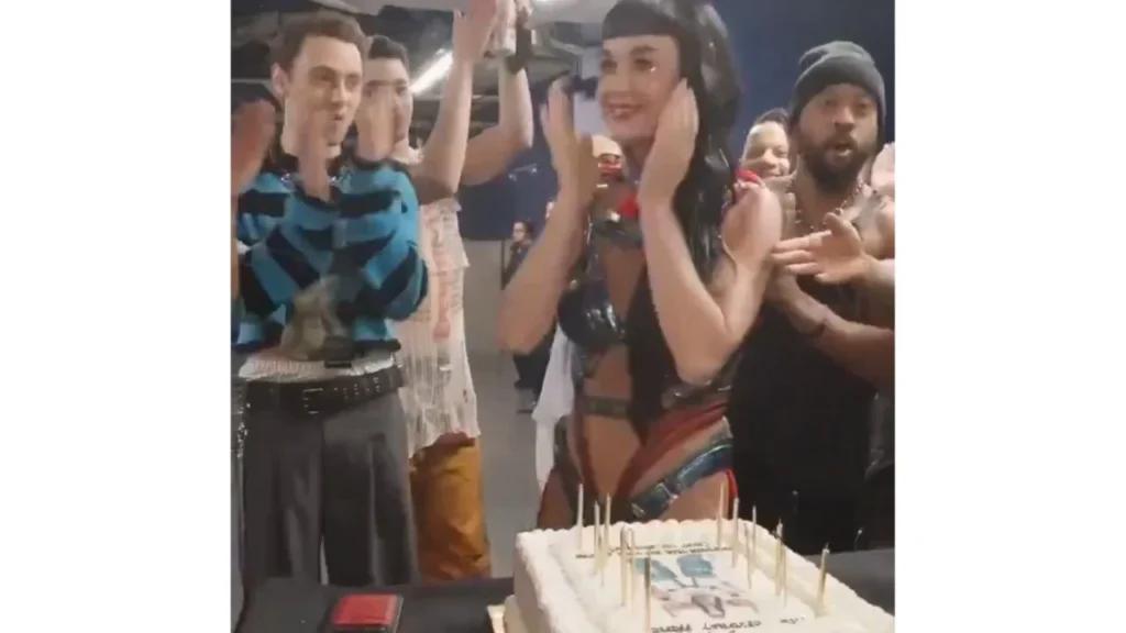 Critican a Katy Perry por destrozar pastel de cumpleaños en plena celebración