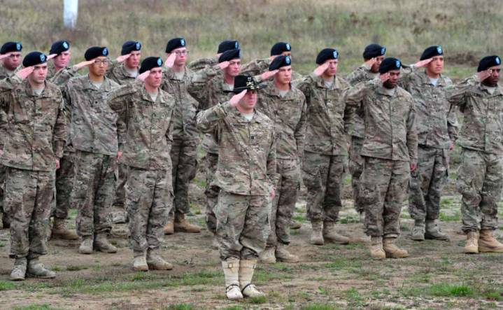 Estados Unidos reduce su presencia militar en Europa; no es una "retirada", dice