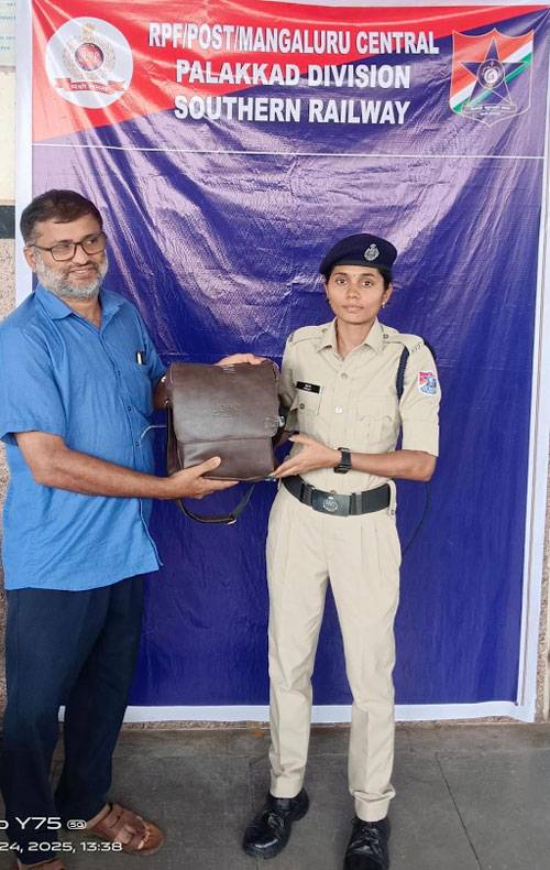 Mangaluru: RPF personnel return left-behind luggage worth Rs 5.92 lac to passenger