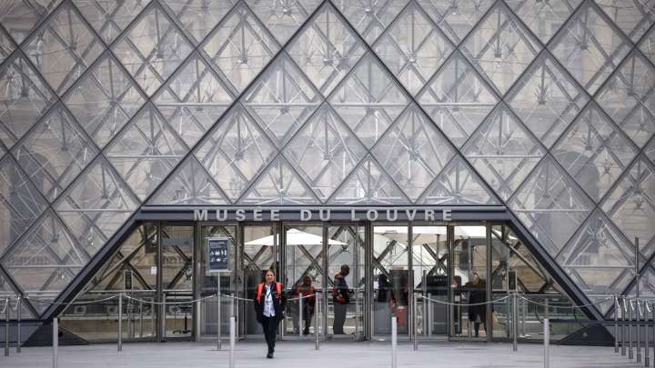 Francia se interroga sobre la seguridad del Louvre tras el robo de joyas históricas