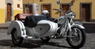 ¿Cuánto cuesta una moto con sidecar como la que han regalado a Cayetano Martínez de Irujo en su boda?