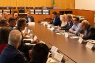 Gov. Bob Ferguson Visits Wenatchee Tree Fruit Farmers