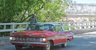 Espectáculo vintage en Roca: 13 fotos imperdibles de los autos antiguos que participaron de la Manzana Clásica