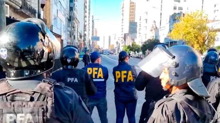 Movilización en Puente Pueyrredón: feriantes reclamaron contra desalojos y el gobierno de Milei