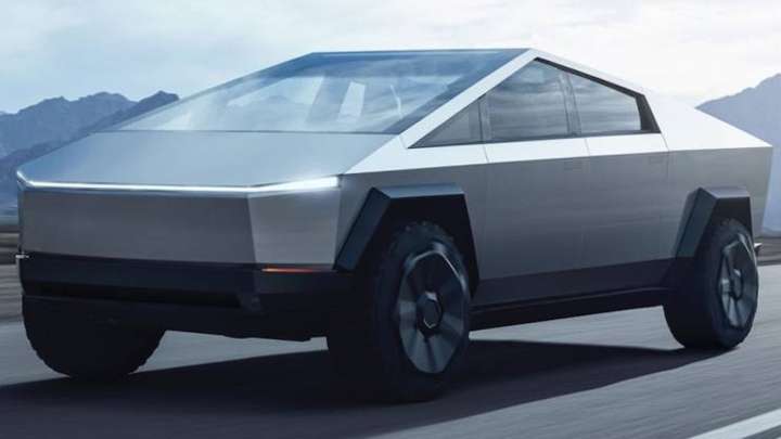 Cazan a una mujer esparciendo heces de perro sobre un Tesla decorado con temática Trump