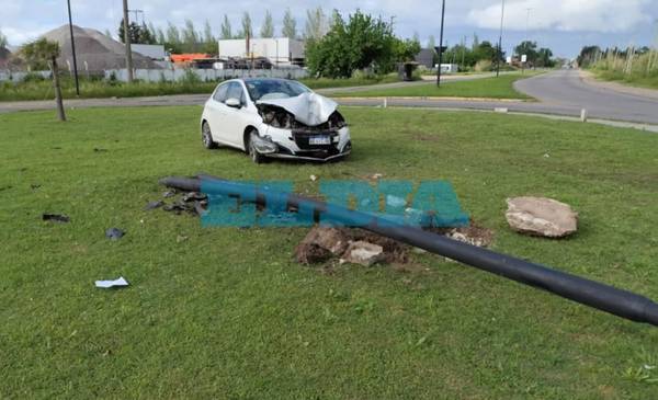 Impactante accidente en La Plata: un automovilista perdió el control y se estrelló contra la rotonda de 520 y 31