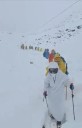 Video: más de 1.000 excursionistas quedaron varados en el Everest por una tormenta de nieve
