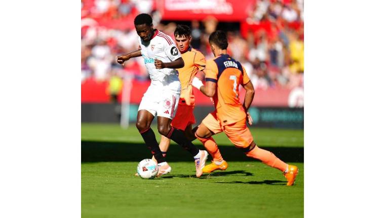 Sevilla golea al Barcelona y deja al Real Madrid como líder de LaLiga