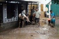 Presidenta de México recorre las regiones más afectadas por lluvias, que dejan 44 muertos