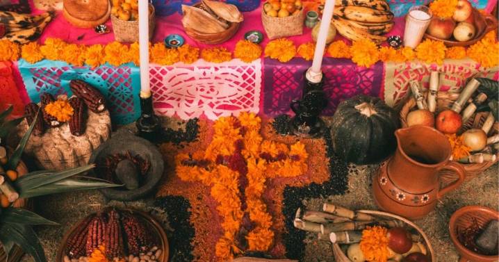 ¿Los tienes en tu ofrenda? El significado de los colores de papel picado en el altar de Día de Muertos