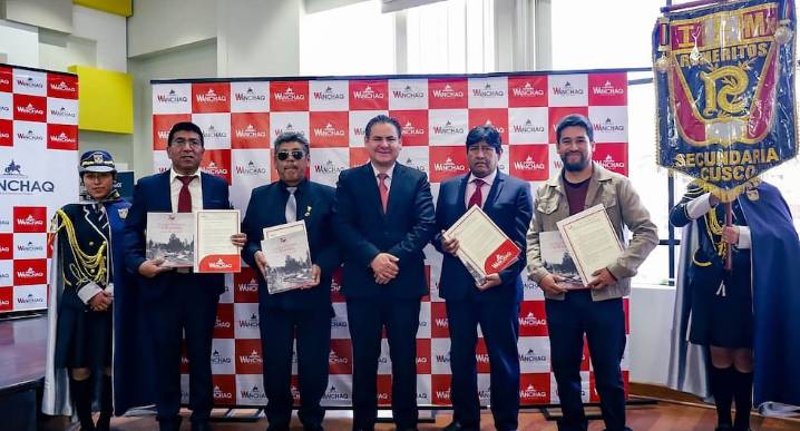Reconocen a maestros de institución educativa que cumplió cien años en Cusco