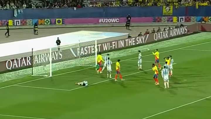 ¡Casi grita gol Colombia! Arizala hizo volar al arquero de Argentina con un remate de cabeza
