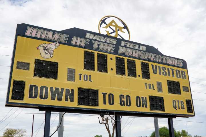 Apache Junction High School 1975 championship football team to be honored