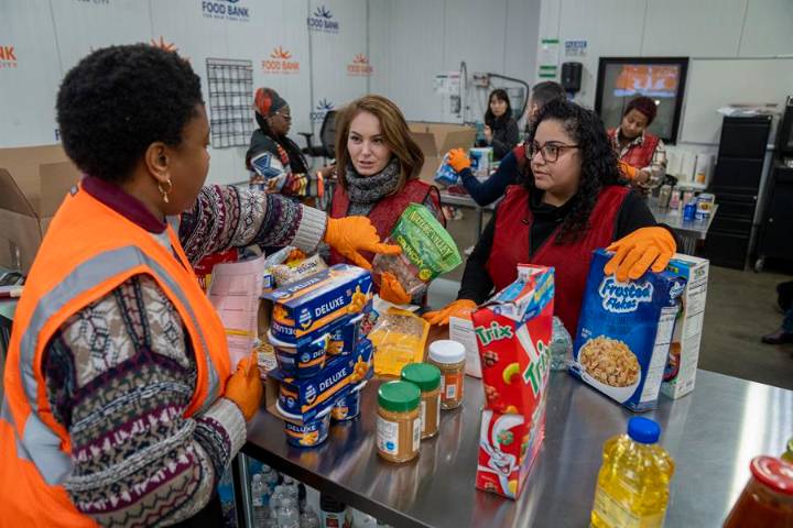 Diez millones de latinos perderían vales de comida SNAP por el cierre de Gobierno en EEUU
