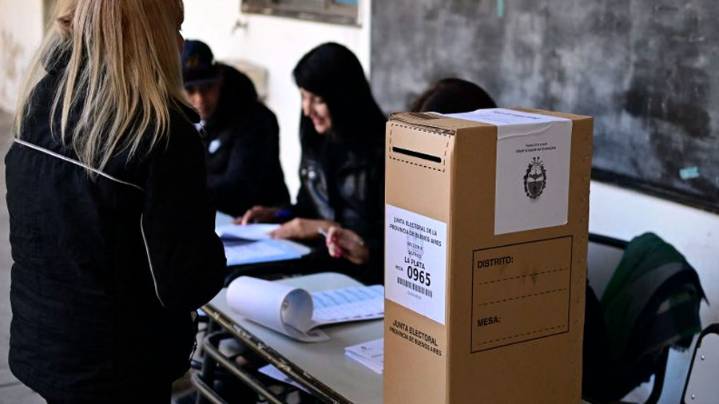 Cierran centros de votación en Argentina en medio de una jornada con baja participación