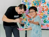 El arte como puente: Fernando Sampieri comparte su talento con los niños del CRIVER