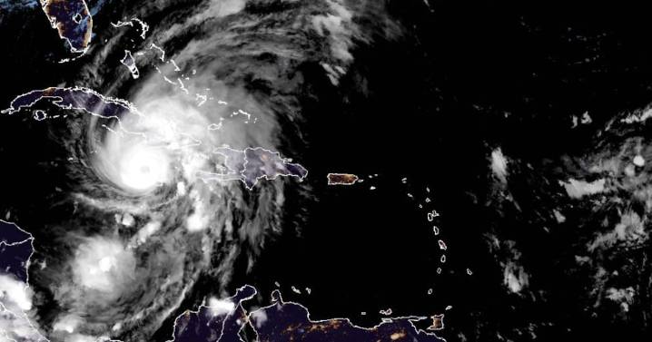 Huracán Melissa se degrada a categoría 2