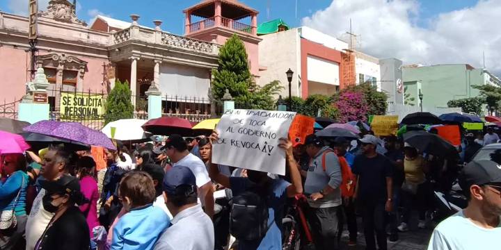 Marchan burócratas contra presunto cobro ilegal del ISR; gobierno acusa politización