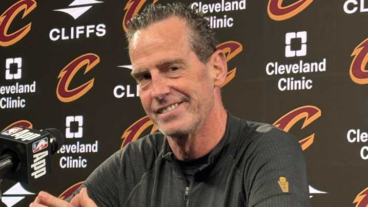 Cavs coach turns to franchise legend for advice on rebounding. Video
