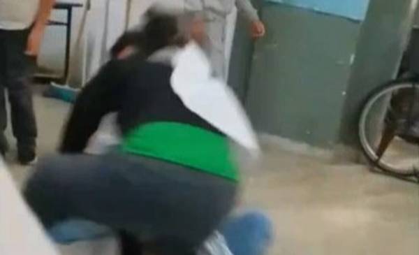 VIDEO.- Violencia escolar en La Plata: una alumna sufrió múltiples traumatismos tras ser agredida por una compañera en el recreo