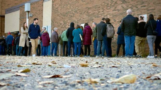 Experts say provincial rule changes to blame for long municipal voting lines