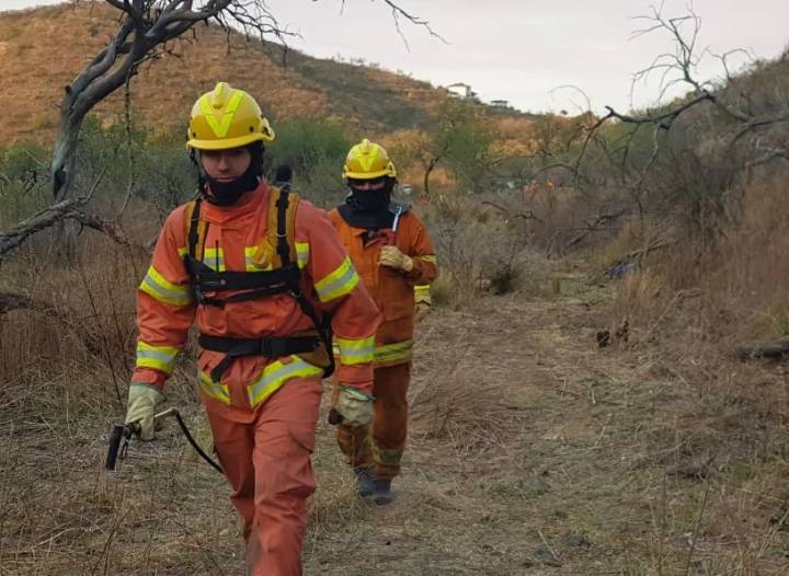 Bomberos contuvieron el incendio en Guasapampa y equipos siguen desplegados en tareas de enfriamiento