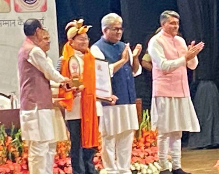 Katung Wahge honoured with Sant Eshwer Samman for promoting indigenous education