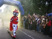 Seres terroríficos deleitan al público con carrera de botargas