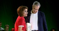 Un micrófono abierto pilla a Zapatero reconociendo que «ya no me da tiempo a comprar y leer tantos libros»