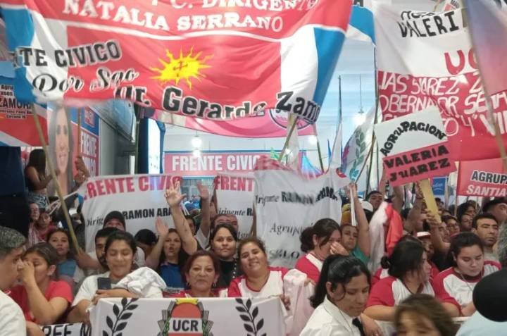 Clima de fiesta en el búnker del Frente Cívico mientras esperan los resultados