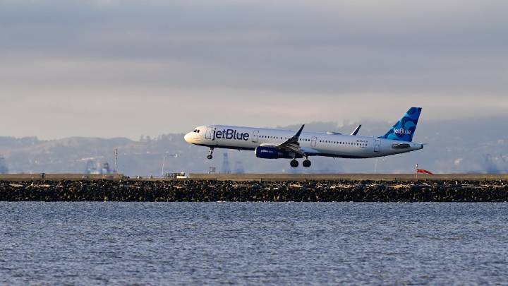 Decenas de personas hospitalizadas tras la pérdida de altitud de un avión: el accidente obligó un aterrizaje de emergencia