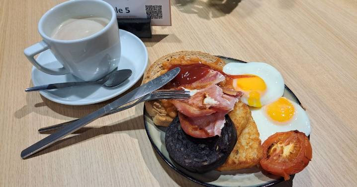 I tried out Leeds Bradford Airport’s swanky new airport lounge 