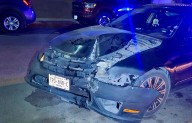 Abandonan auto tras chocar contra una pared en Acuña
