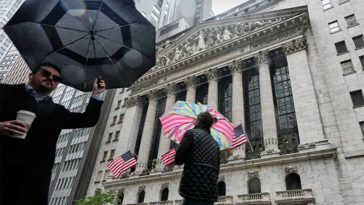 Amazon lifts markets to close out another winning week and month