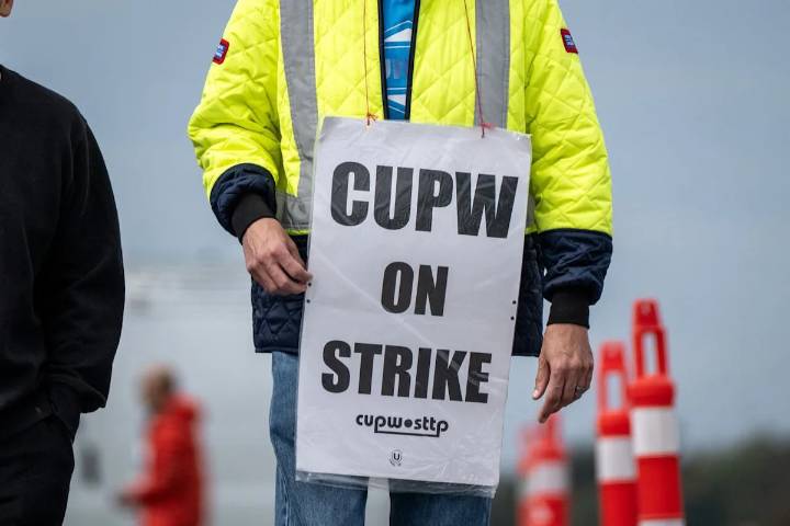 Canada Post takes signing bonus off the table in latest offer to union