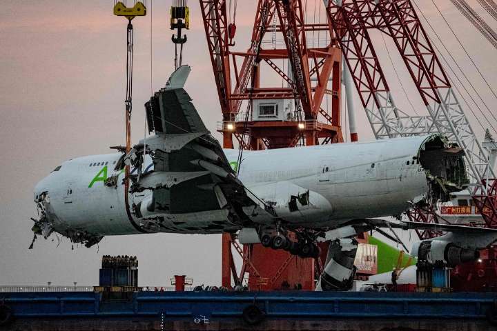 Recuperan restos de avión de carga que se accidentó en Hong Kong