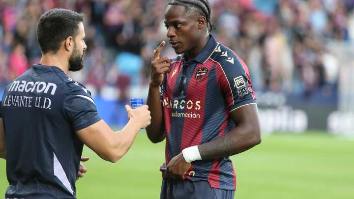 El Manchester City se suma al Barcelona a la puja por Etta Eyong