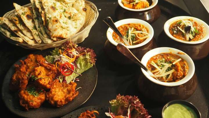 Tourists try to flee after eating lunch worth ₹ 10,900