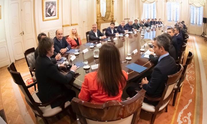 Milei recibe hoy a los gobernadores dialoguistas con las reformas laboral e impositiva sobre la mesa