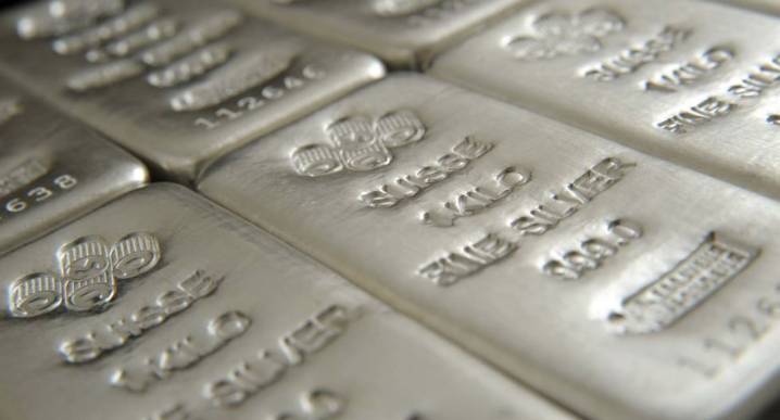 Plata toca máximo en décadas a medida que fiebre por el oro cede