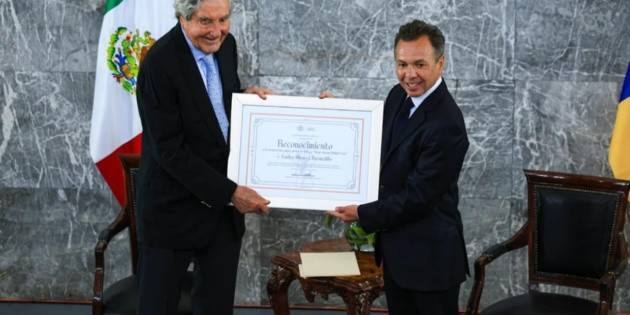 Reconocen trayectoria de Carlos Álvarez Bermejillo