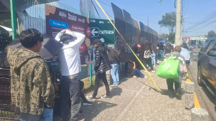 Fans de Siddhartha madrugan para ver su presentación en Toluca